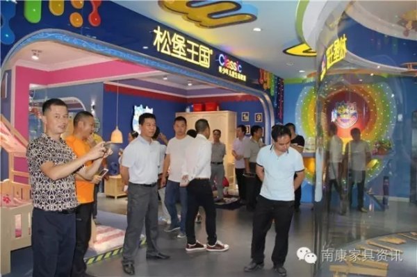 中国中部（南康）家具产业基地考察团赴松堡王国家具、 广东千