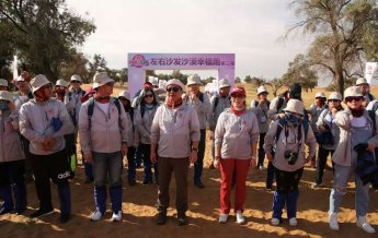 穿越沙漠再植树，左右沙发继续践行“绿色幸福”！