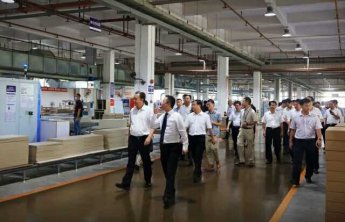 惠州市委书记陈奕威、市长麦教猛调研家具产业园区发展情况